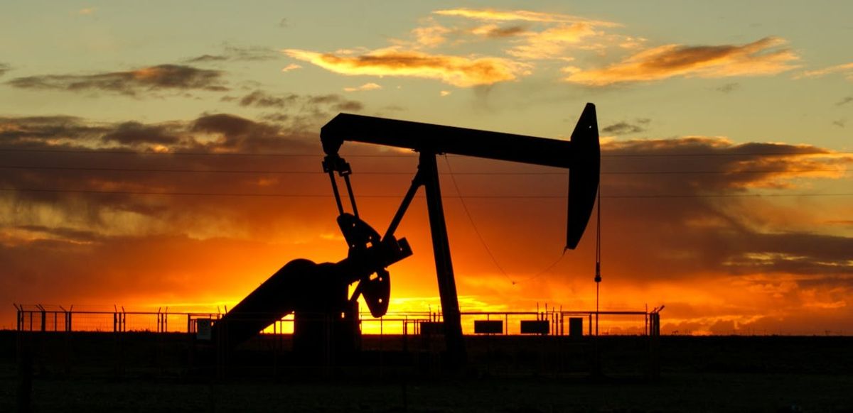 нефтяная вышка на фоне заката