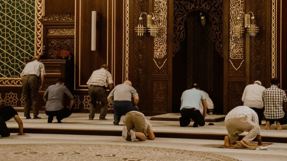 Мусульмане совершают намаз в мечети