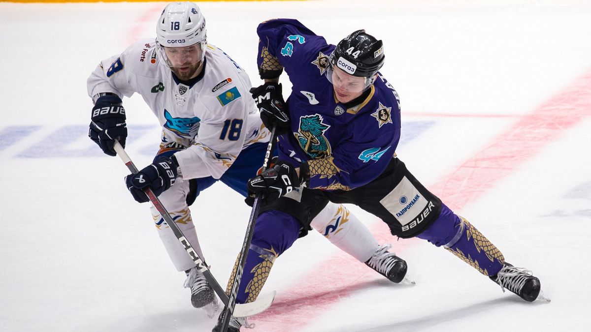 Хоккеисты ХК "Барыс" и ХК "Адмирал"