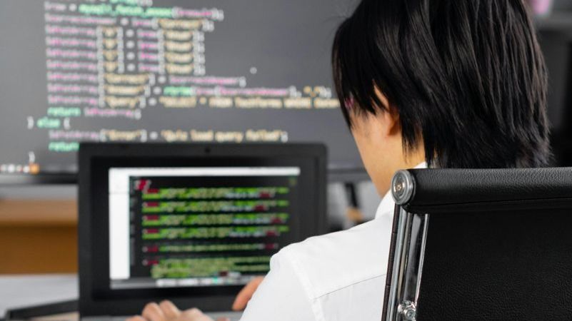 Мужчина сидит за ноутбуком. 