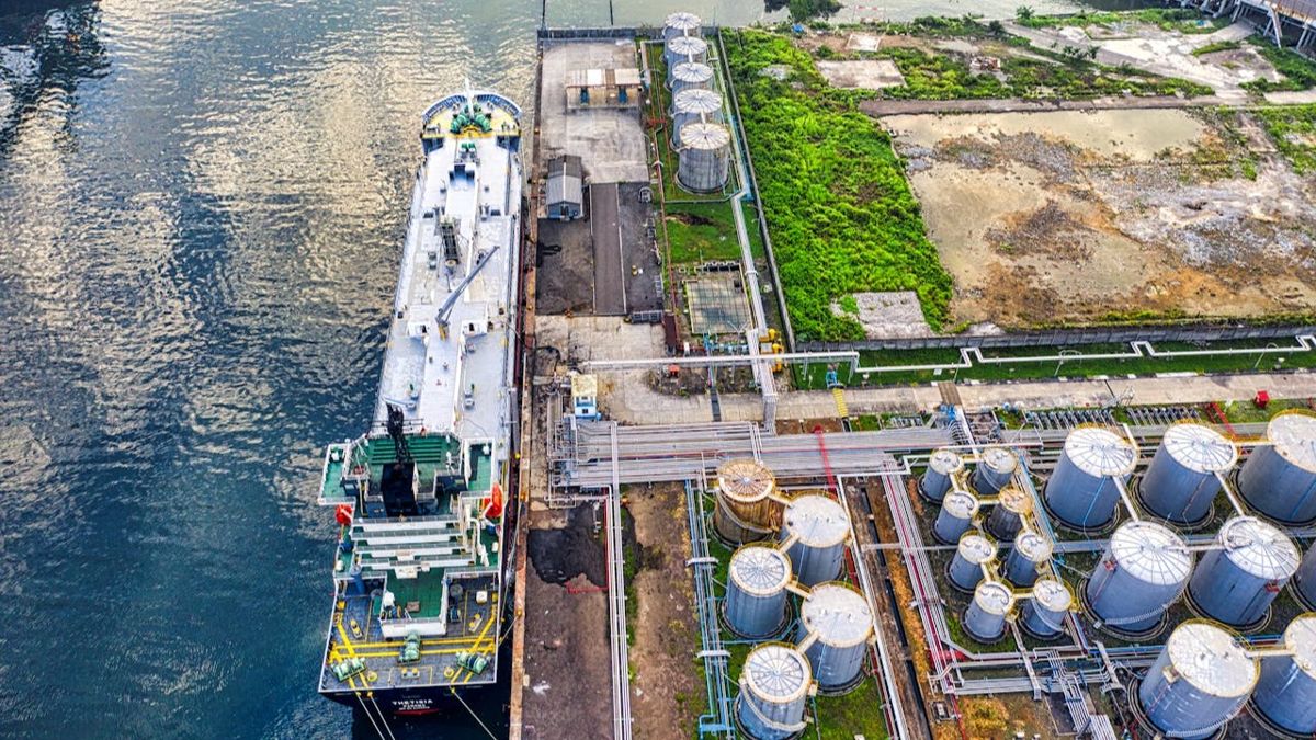 Танкер с нефтью стоит в порту