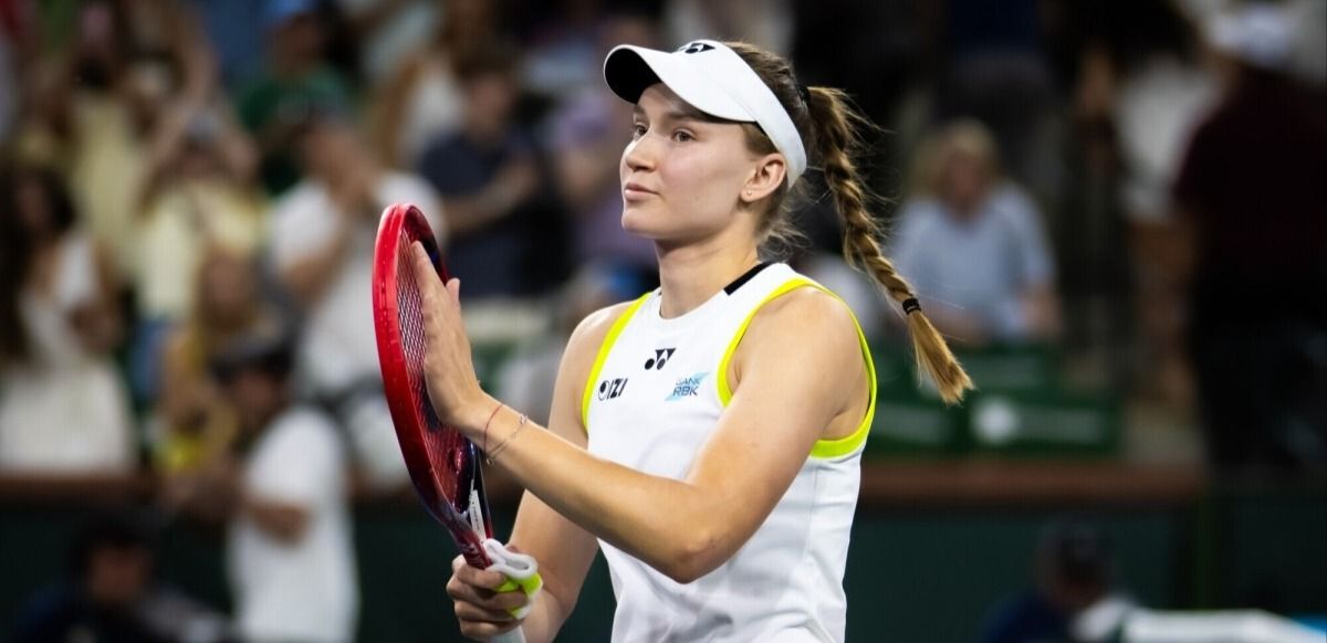 Теннисистка Елена Рыбакина на теннисном корте с ракеткой