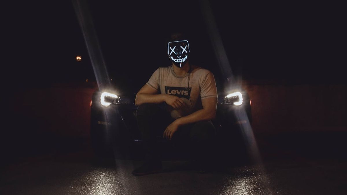 человек в маске