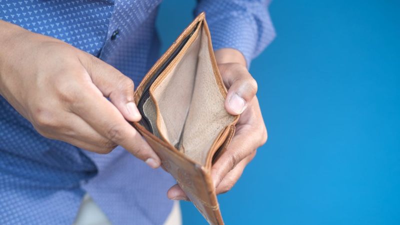 Кому спишут штрафы при административной амнистии в Казахстане