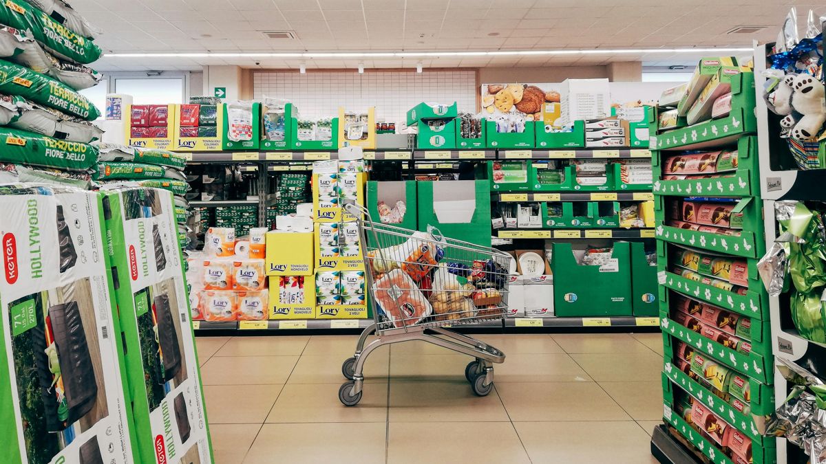 Продуктовая корзина в супермаркете