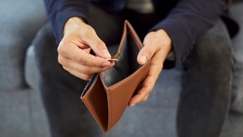 Казахстанцы беднеют быстрее, чем богатеют