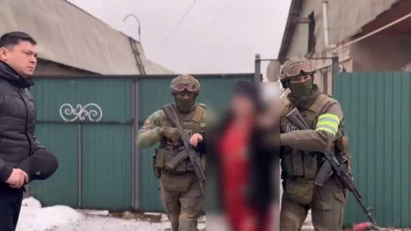 Автоматы и собаки: спецназ задержал бабушку в Талдыкоргане
