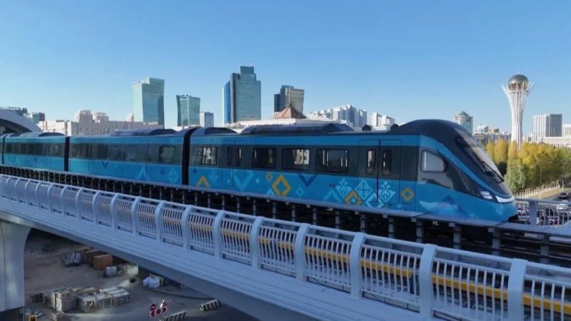 В Астане работники тянули вагоны LRT веревками