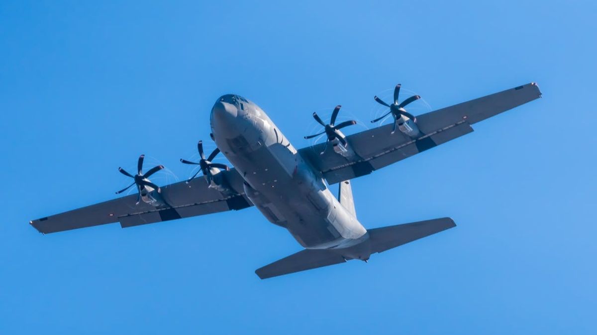 Самолет C-130 в воздухе