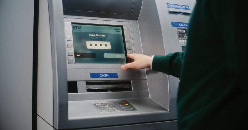 Зачем банкам знать на что идут наличные казахстанцев