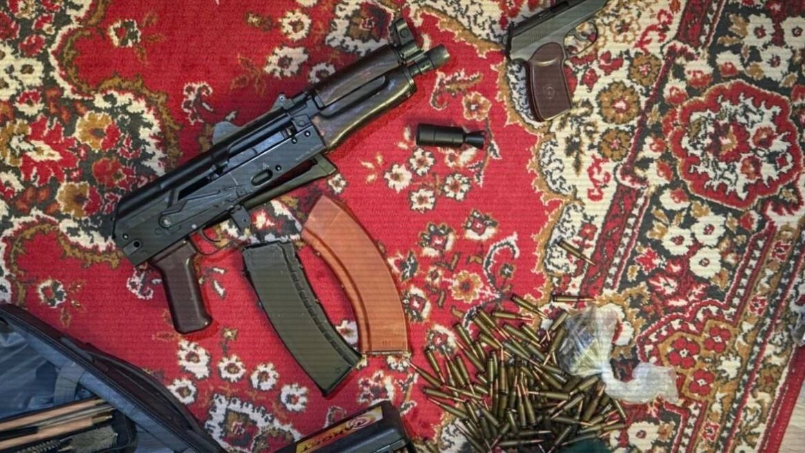 автомат Калашникова и боеприпасы