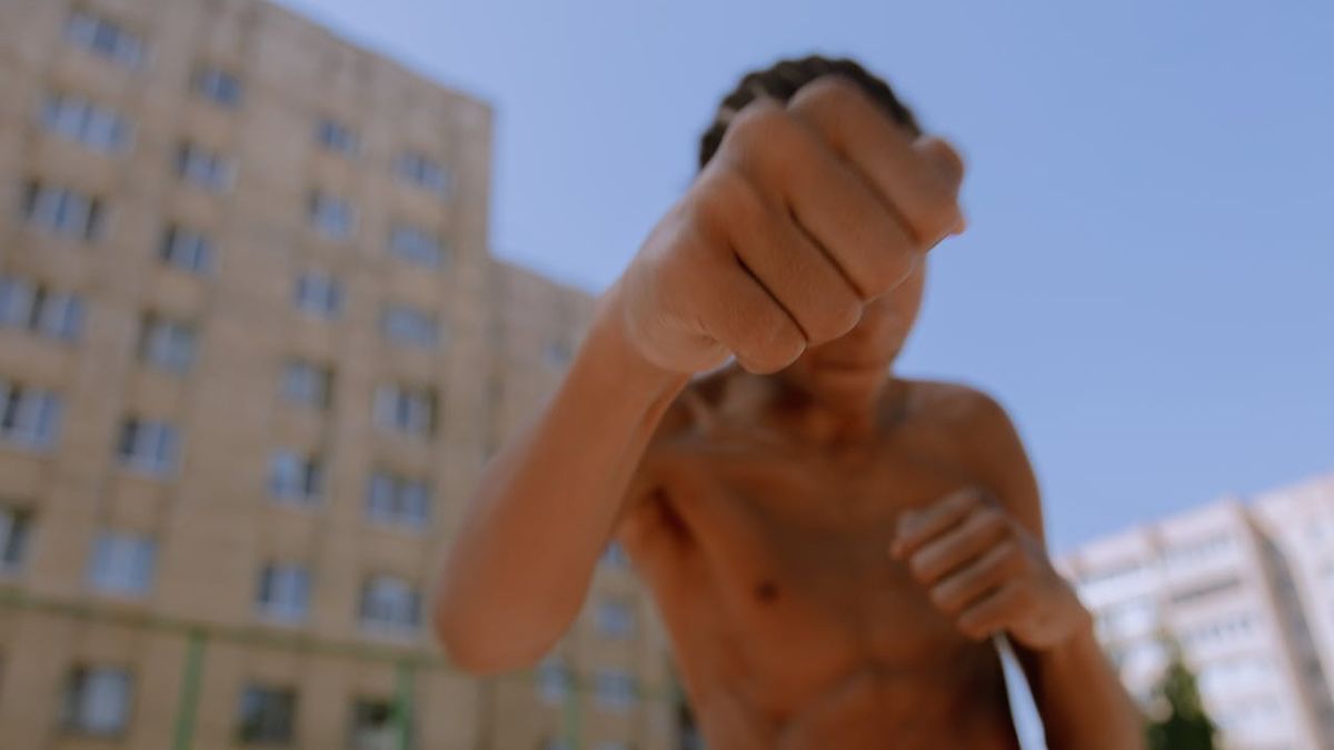 мужчина с голым торсом готовится к драке