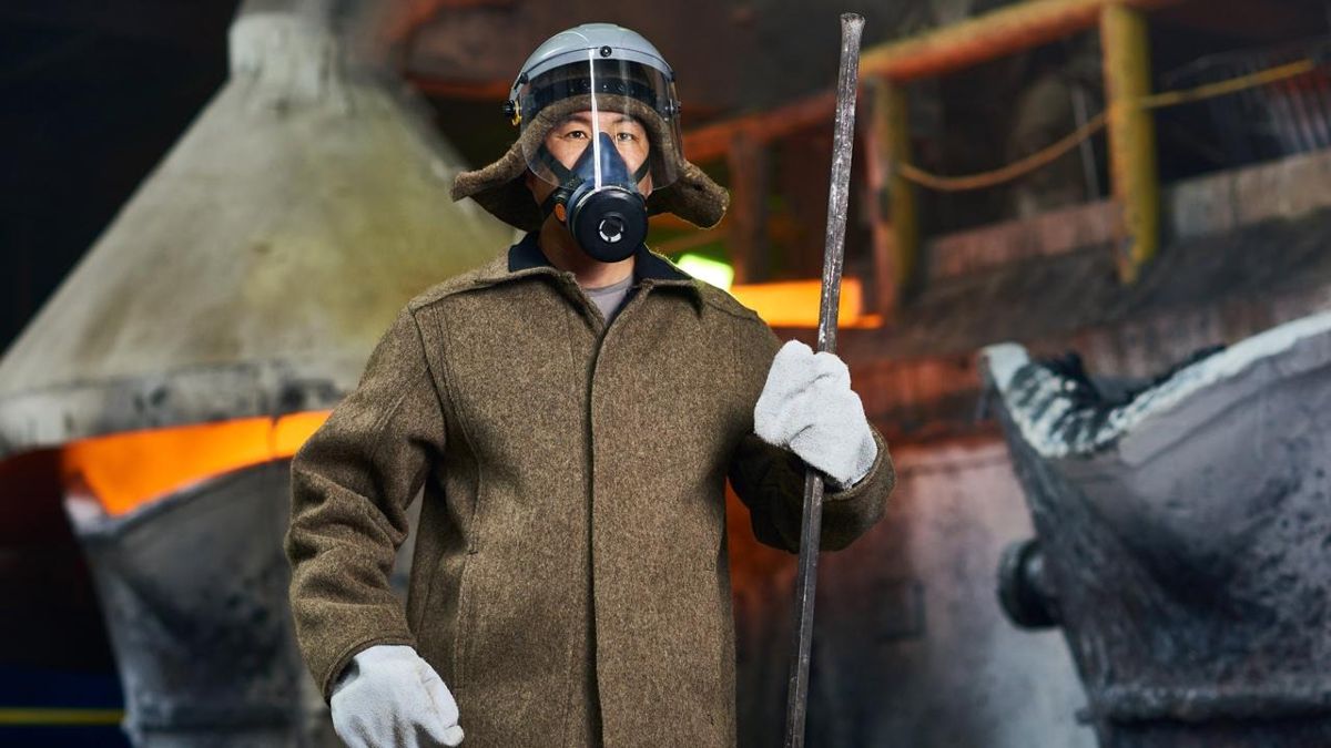 Работник "Казцинка" в маске