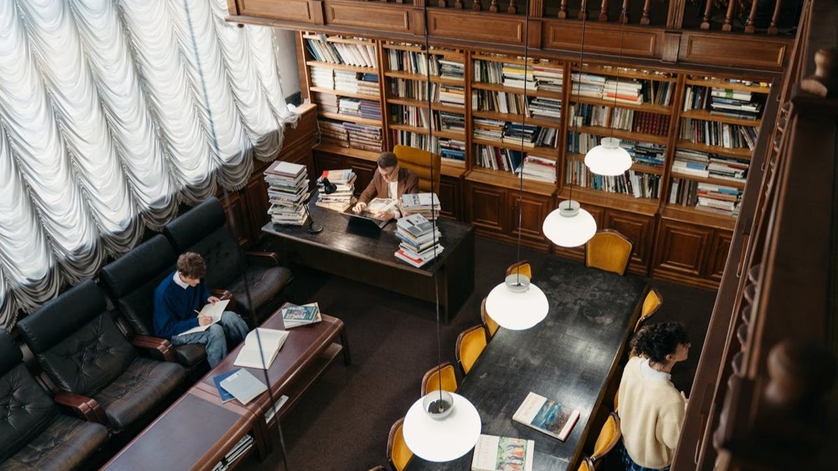 студенты в библиотеке