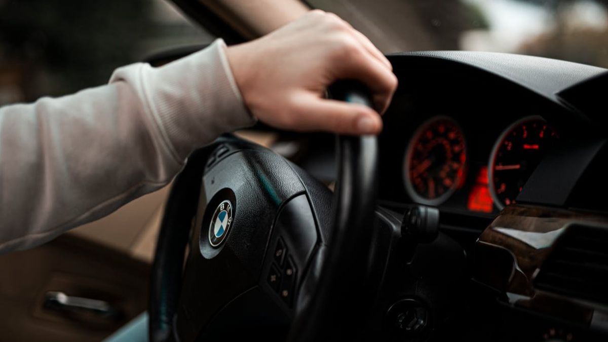 мужчина за рулем BMW