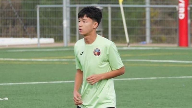 Казахстанский футболист подписал контракт с "Барселоной"