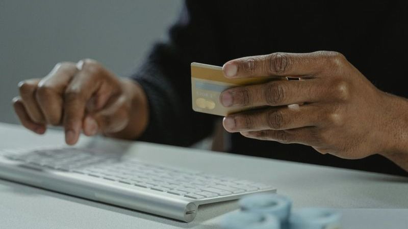 Мошенник разводит на деньги