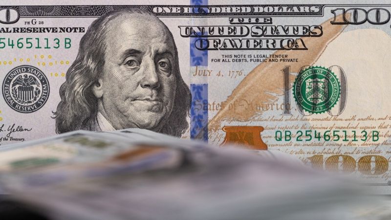 Доллар подешевел – казахстанцы массово ринулись в обменники