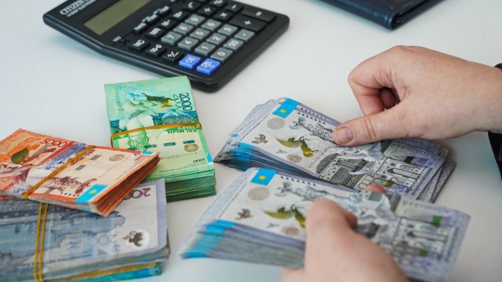 человек считает казахстанские тенге