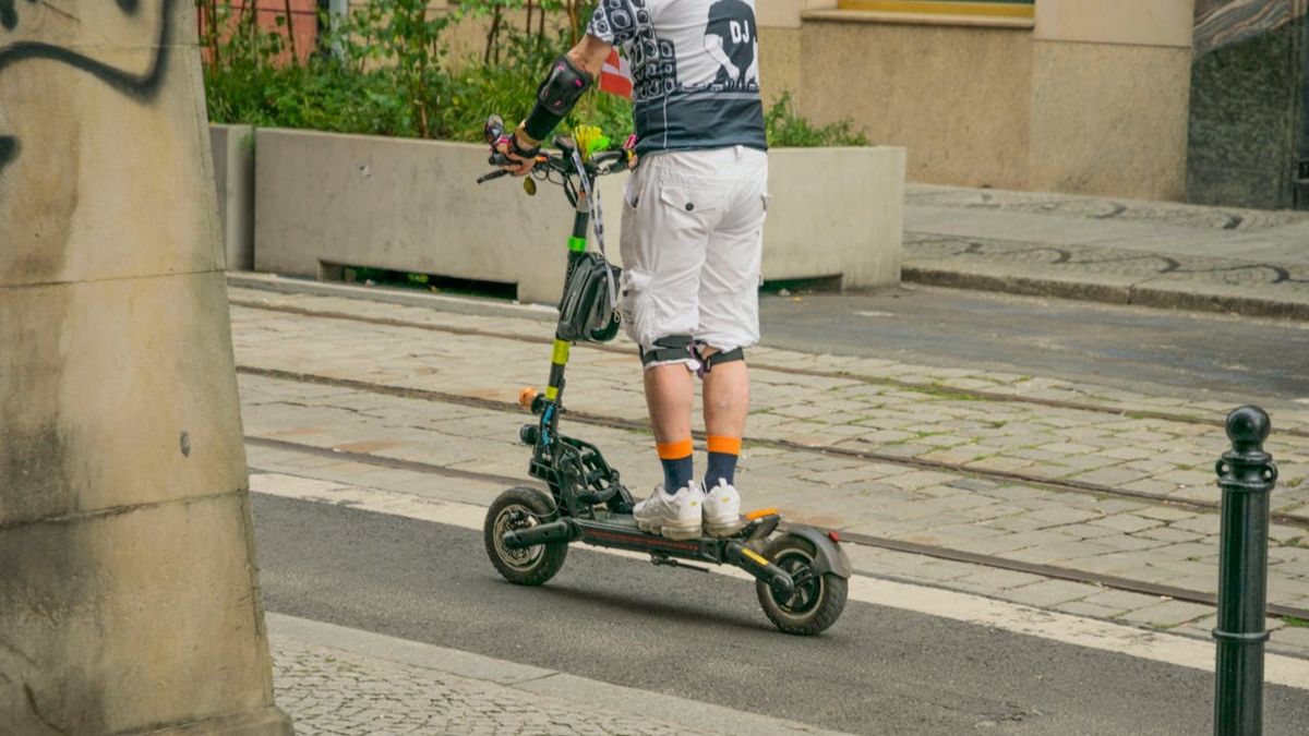 мужчина на электросамокате