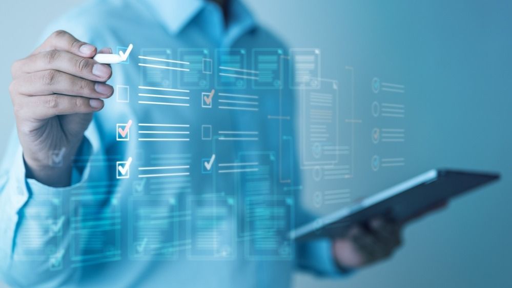 Мужчина работает с электронными документами