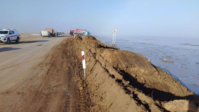 В Акмолинской области прорвало плотину, вода дошла до трассы Астана – Коргалжын