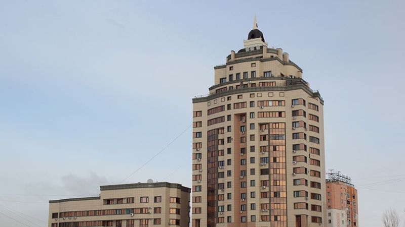 ЖК в Астане "разрезал" улицу у набережной напополам