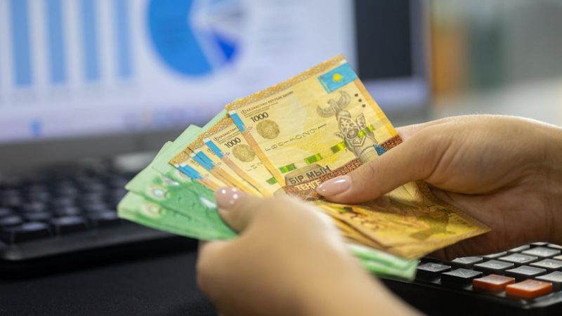 Тенге игнорирует Трампа и продолжает рост – аналитики