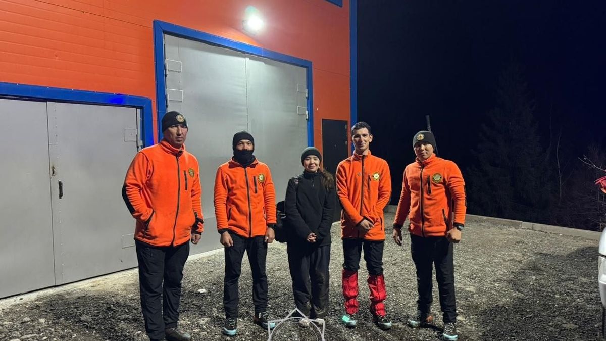 Спасатели и туристка