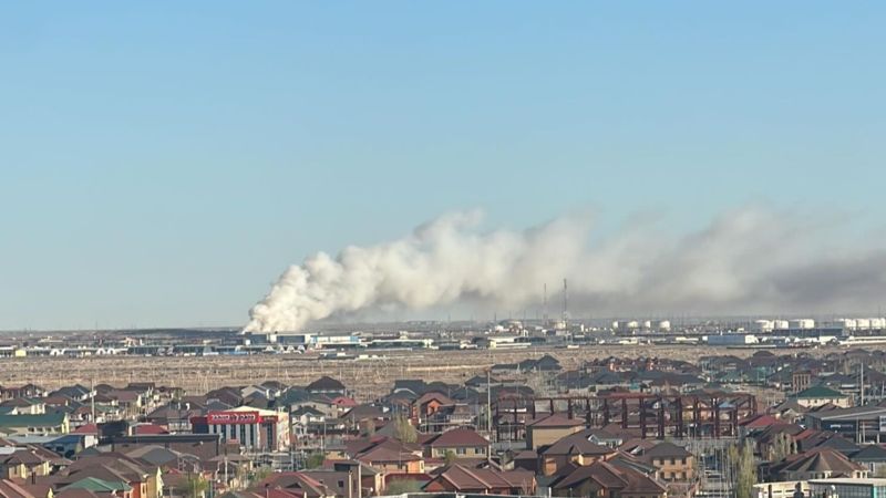 В Атырау горит свалка