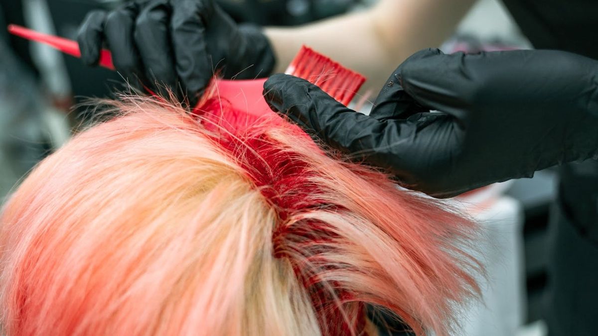 Окрашивание волос в парикмахерской