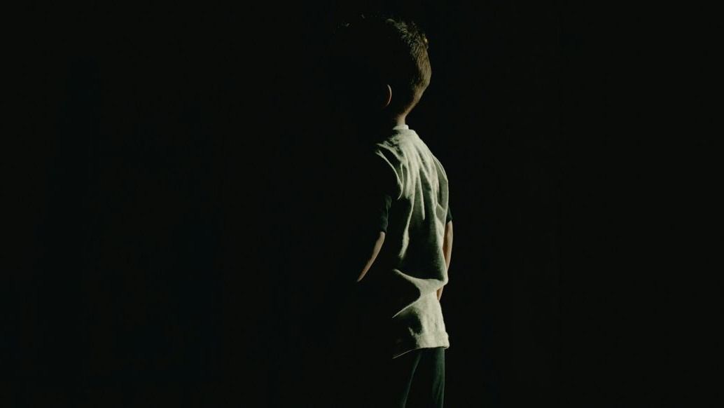 Ребенок в темноте