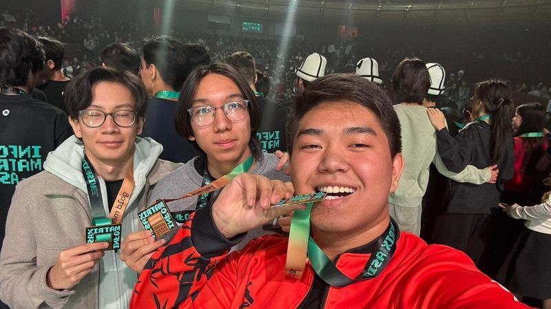 Школьники Караганды создали робота спасателя и выиграли грант в АУЭС