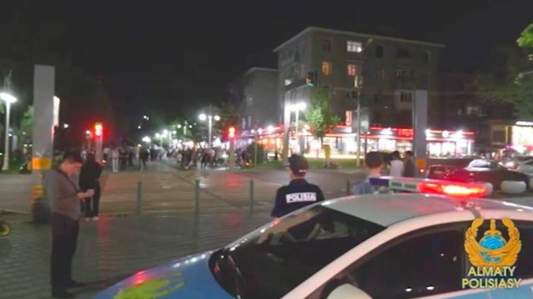 Создают дискомфорт: полиция взялась за попрошаек в Алматы