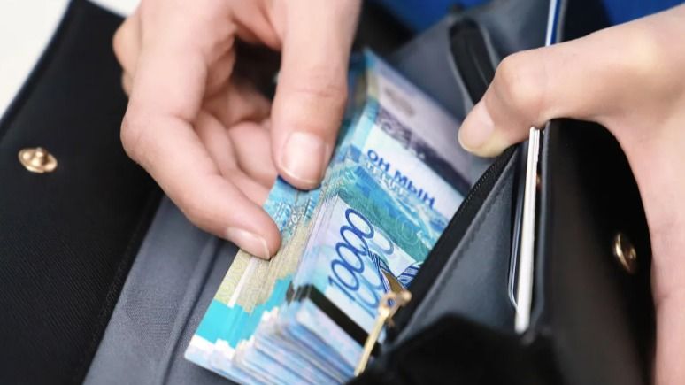 Зарплаты учителей в Казахстане падают три года подряд после активного роста