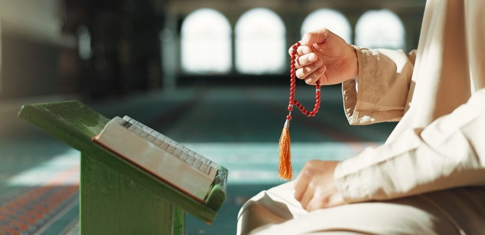 Мужчина читает коран