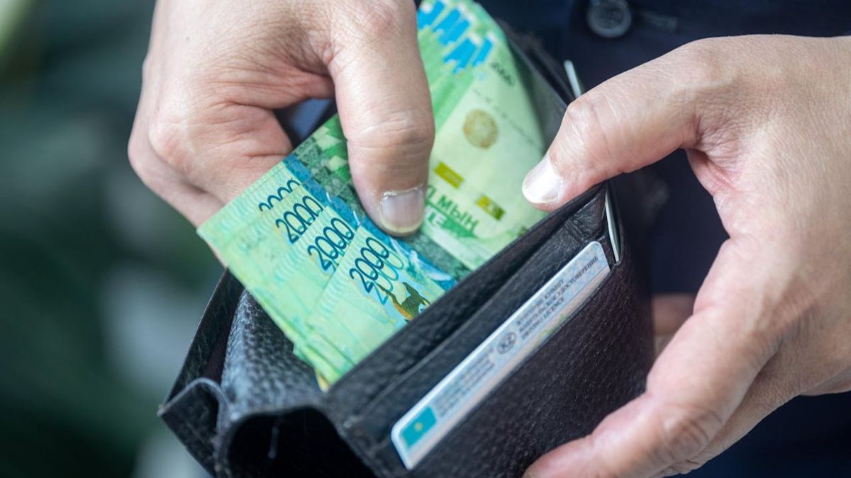 Тенге в кошельке