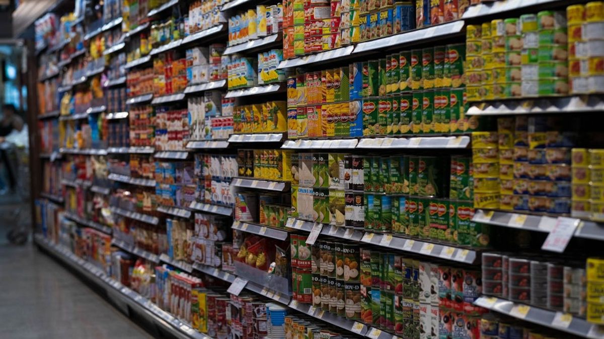 Полка с продуктами в магазине