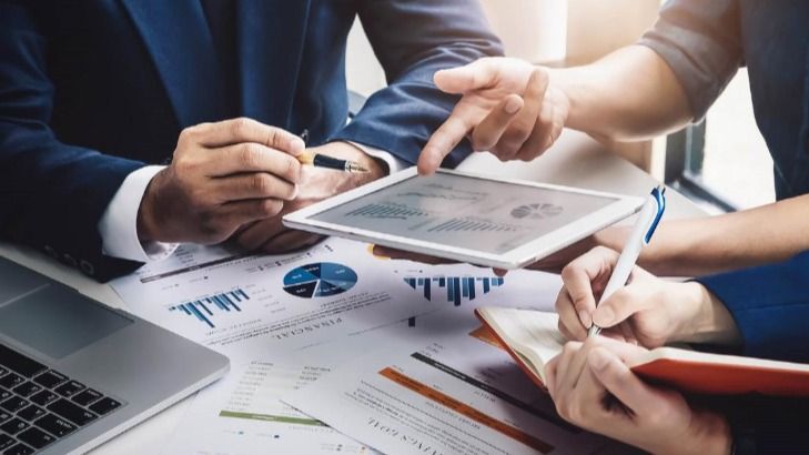 Руки, бумаги, документы