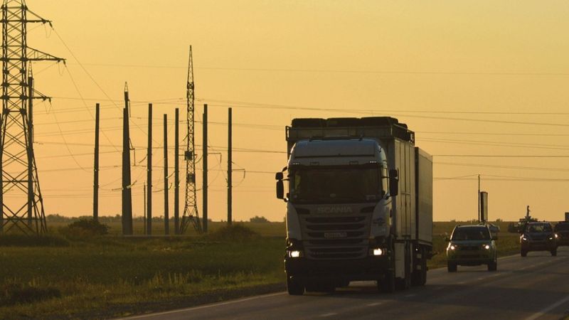 Водитель грузовика менял номер во время движения, но все равно попался полиции