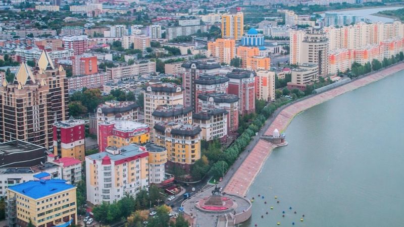 Жителей Астаны напугал обнаженный мужчина с ножом на детской площадке