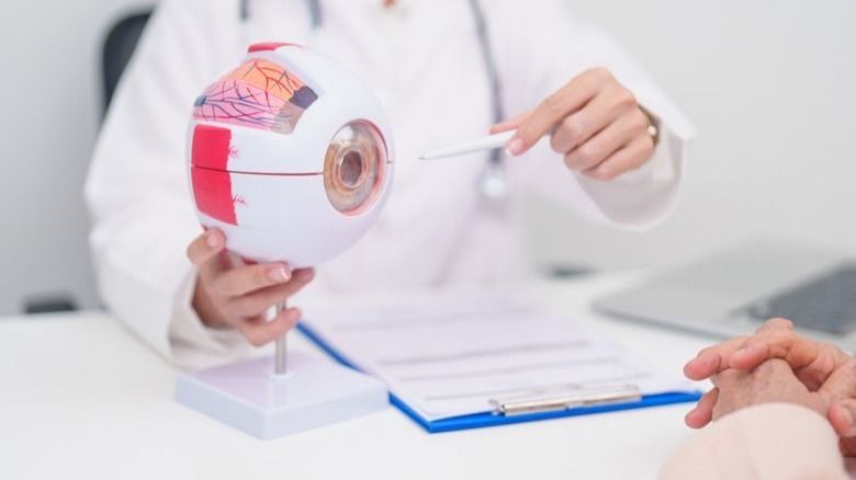 Врач, офтальмолог, увольнение