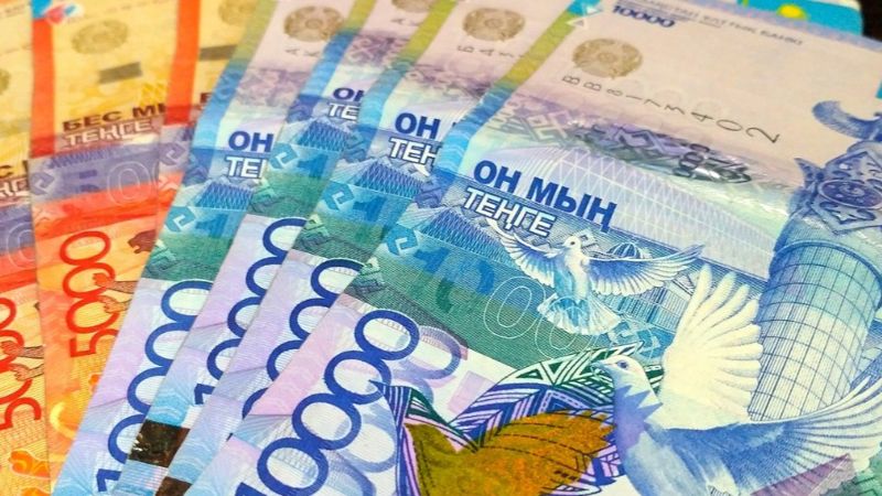 Кому в Казахстане готовы платить до 1,4 млн тенге