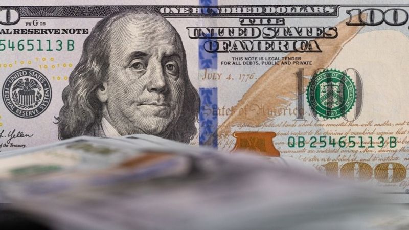 После резкого скачка доллар продолжил расти к тенге