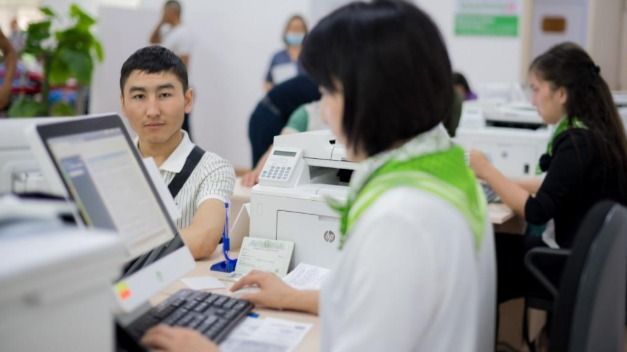 Работница ЦОНа