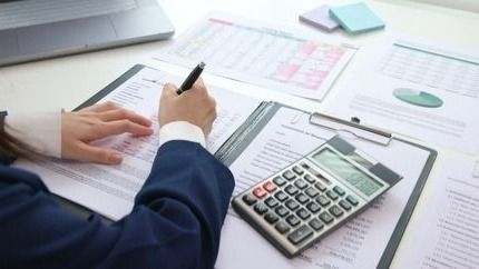 Женщина заполняет документы