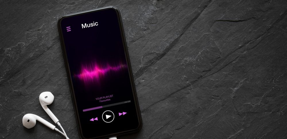 Мобильный телефон с наушниками