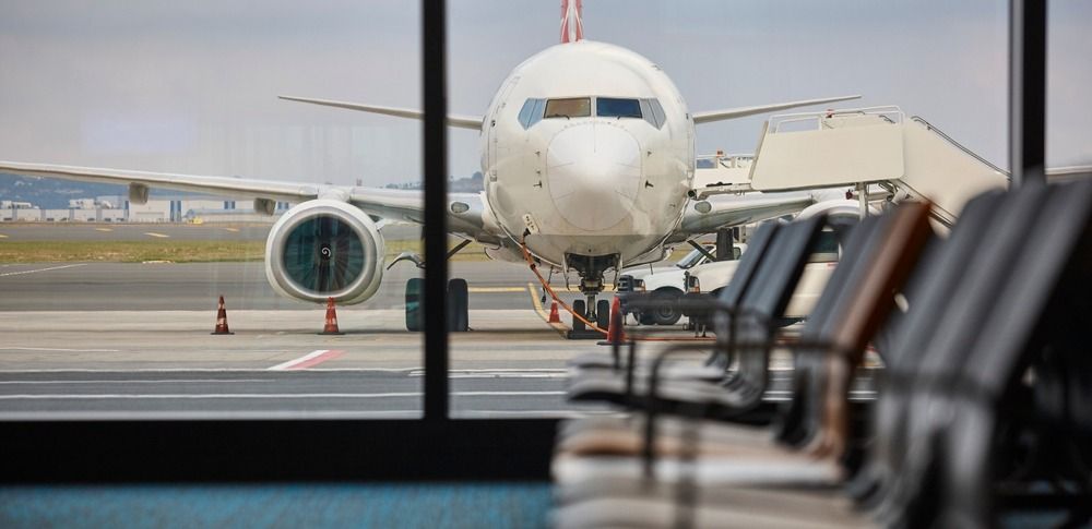 Самолет с окна аэропорта