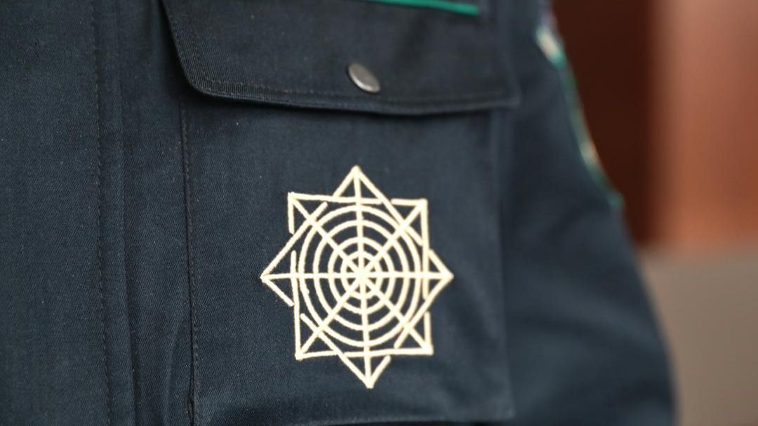 сотрудник АФМ в форме