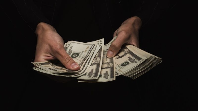 Рост и падение: скачки доллара в Казахстане объяснили аналитики